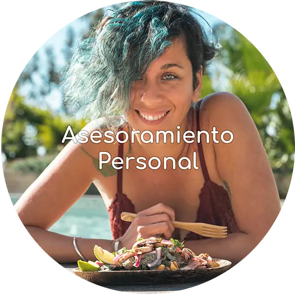 Alimentos Veganos transforma tu alimentación cazuelas con comida vegana y aceitera y vinagrera en mesa de madera