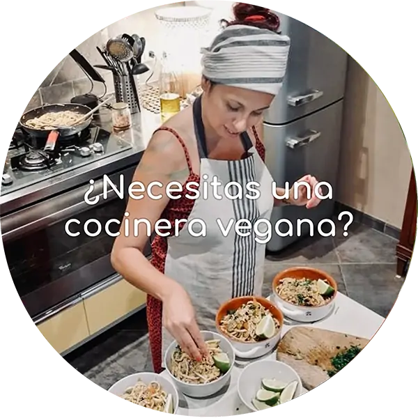 Private Chef and Yoga Retreats Mesa con distintos ensaladera, cazuelas y tarrinas con alimentos veganos en retiros de yoga