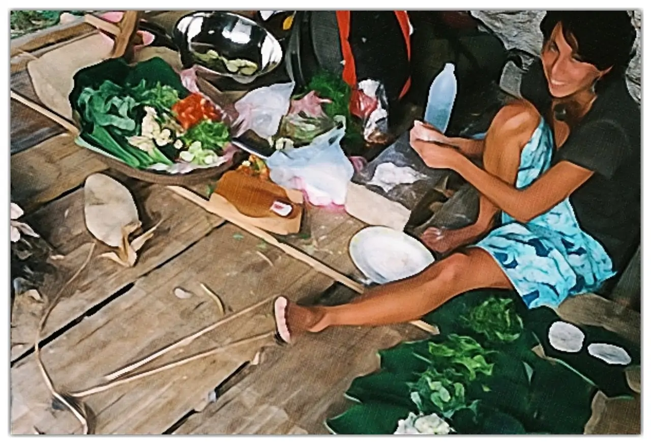 Mujer sentada en suelo de madera con alimentos vegetales preparando comida vegana